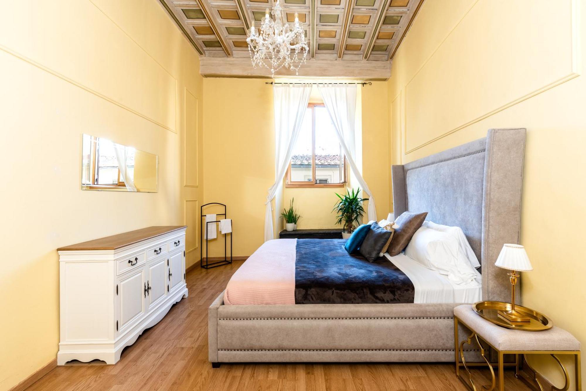 Historic Center Palace - Huge 4 Bedrooms Santa Croce Apartment - By Likehome피렌체 외부 사진