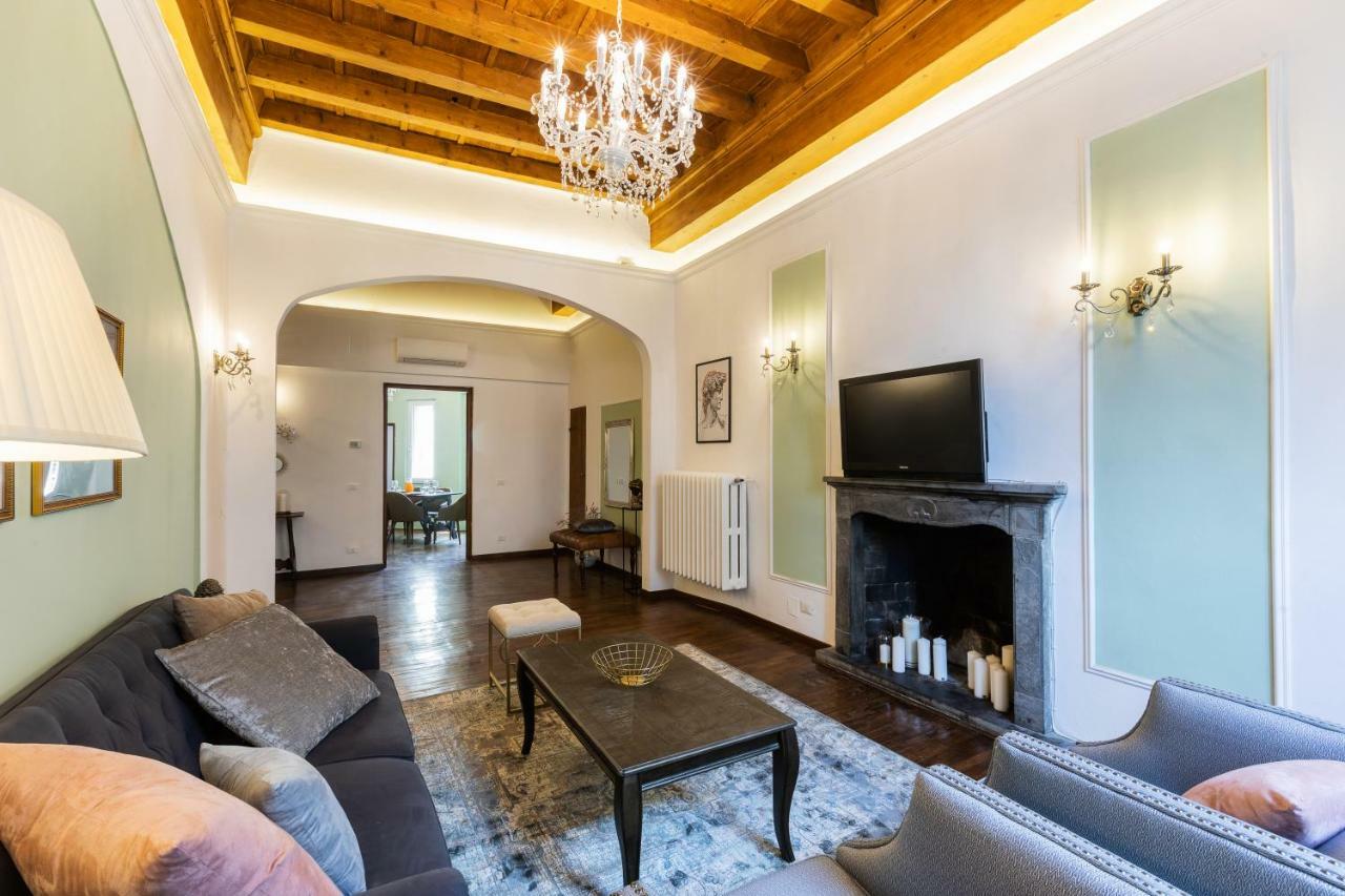 Historic Center Palace - Huge 4 Bedrooms Santa Croce Apartment - By Likehome피렌체 외부 사진